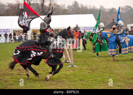 galoppierender Ritter zu Pferd an einem Ritterturnier Stockfoto