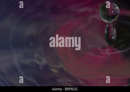 Lila Spritzwasser in tme eingefroren Stockfoto