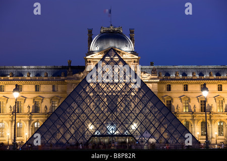 Das Louvre-Museum beleuchtet Glas Pyramide Eingang Paris Frankreich Stockfoto