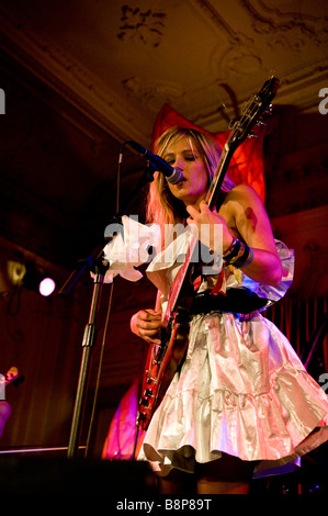 Singer/Songwriter Tallulah Rendall führt auf der Bühne in London Stockfoto