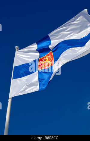 Die Finnische Flagge fliegt in der Kalevala-Tag. Das Kalevala ist das finnische Nationalepos, Helsinki, Finnland, Europa. Stockfoto