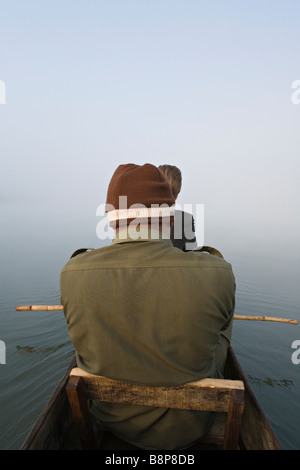 Am frühen Morgen Kanutour am Rapti Fluss im Royal Chitwan Nationalpark Nepal Stockfoto