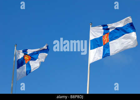 Zwei finnische Zustandsflags fliegen in der Kalevala-Tag. Das Kalevala ist das finnische Nationalepos. Helsinki, Finnland, Europa. Stockfoto