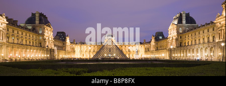 Das Louvre-Museum beleuchtet Glas Pyramide Eingang Paris Frankreich Stockfoto