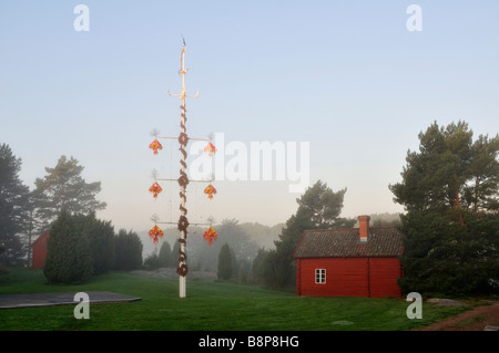 Bauernhäuser und Mittsommer Pol bei Jan Karlsgarden Freilichtmuseum Aland-Inseln Finnland September 2008 Stockfoto