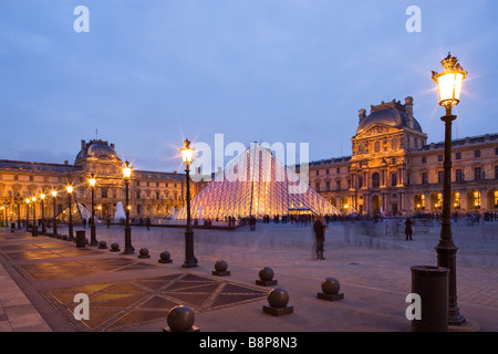 Das Louvre-Museum beleuchtet Glas Pyramide Eingang Paris Frankreich Stockfoto