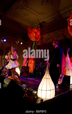 Singer/Songwriter Tallulah Rendall führt auf der Bühne in London Stockfoto