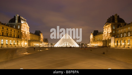 Das Louvre-Museum beleuchtet Glas Pyramide Eingang Paris Frankreich Stockfoto