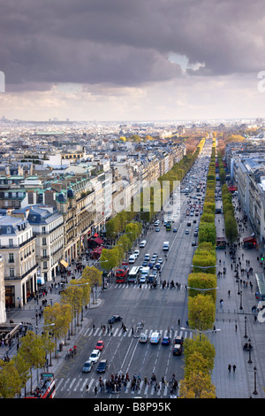 Erhöhten Blick auf die Champs Elysees in Paris Frankreich Stockfoto