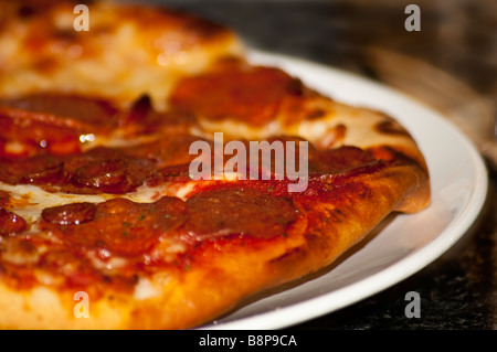 Steamimg heiße Pizza auf einem weißen Teller Stockfoto
