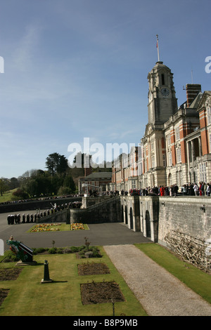 Stadt Dartmouth, England. Offizier, die Weitergabe von Parade am Sir Aston Webb entworfen Britannia Royal Naval College (BRNC). Stockfoto