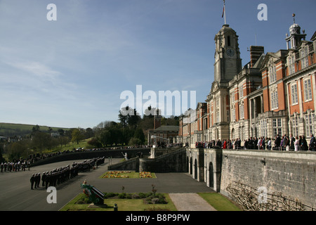 Stadt Dartmouth, England. Offizier, die Weitergabe von Parade am Sir Aston Webb entworfen Britannia Royal Naval College (BRNC). Stockfoto