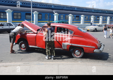 Männer, die Festsetzung eines Oldtimers in den Straßen von Havanna, Kuba Stockfoto