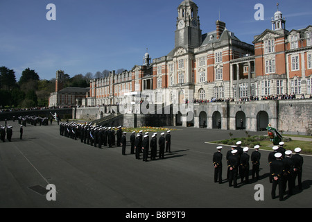 Stadt Dartmouth, England. Offizier, die Weitergabe von Parade am Sir Aston Webb entworfen Britannia Royal Naval College (BRNC). Stockfoto