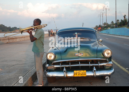 Afro-kubanische Musiker spielt die Posaune von Oldtimer. Havanna, Kuba Stockfoto