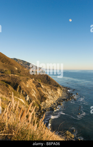 Küste kurz vor Sonnenuntergang, Pacific Coast Highway (Highway 1) in der Nähe von Gorda, Big Sur Küste, Zentral-Kalifornien, USA Stockfoto