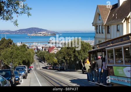 Traditionelle Seilbahn an der Hyde Street mit Blick auf Alcatraz und Fishermans Wharf, San Francisco, Kalifornien, USA Stockfoto