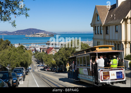 Traditionelle Seilbahn an der Hyde Street mit Blick auf Alcatraz und Fishermans Wharf, San Francisco, Kalifornien, USA Stockfoto