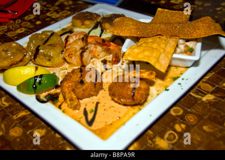 Meeresfrüchte-Platte von Garnelen paniert und gebraten mit verschiedenen Saucen weißer Teller Essen Detail San Antonio, Texas tx Dining Stockfoto