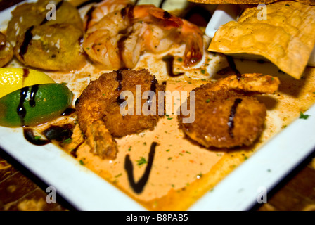 Garnelen paniert und gebraten mit Saucen und in Scheiben geschnittenen Zitrone und Limette San Antonio Texas Meeresfrüchte Tex-Mex-Essen Nahaufnahme Lebensmittel detail Stockfoto