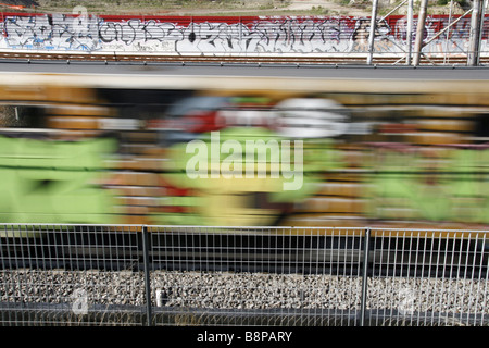 schnell u-Bahn bedeckt mit Graffiti auf Schienen Stockfoto