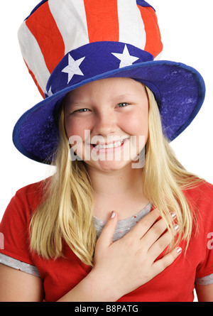 Ein ziemlich amerikanisches Mädchen Lächeln und sagen die Pledge of Allegiance White-Hintergrund Stockfoto