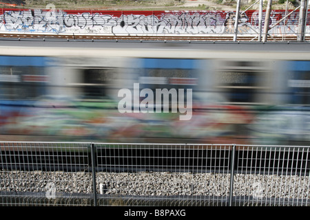 schnell u-Bahn bedeckt mit Graffiti auf Schienen Stockfoto