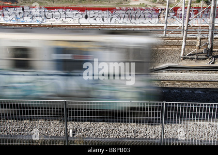 schnell u-Bahn bedeckt mit Graffiti auf Schienen Stockfoto