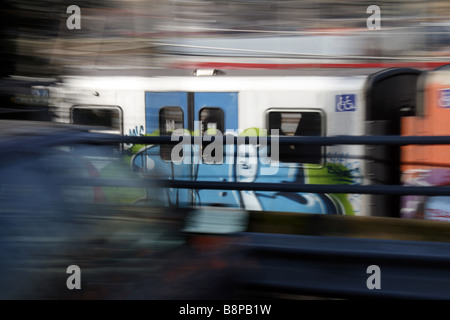 schnell u-Bahn bedeckt mit Graffiti auf Spuren und Parkplatz Stockfoto