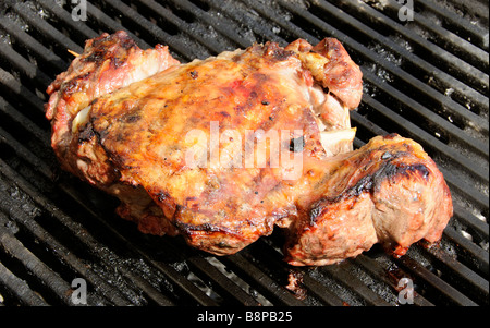 Eingelegtes entbeinten Lammkeule kocht auf einem heißen grill Stockfoto