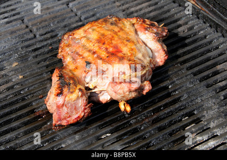 Eingelegtes entbeinten Lammkeule kocht auf einem heißen grill Stockfoto