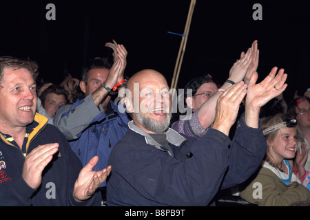 Michael Eavis applaudiert John Fogerty auf der Weltbühne Jazz bei Glastonbury 2007 Stockfoto