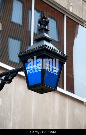 Eine traditionelle blaue Lampe außerhalb einer Station der Metropolitan Police in London, England. Feb 2009 Stockfoto