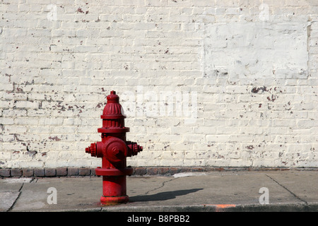 Amerikanischen roten Hydranten und weiße Mauer Stockfoto