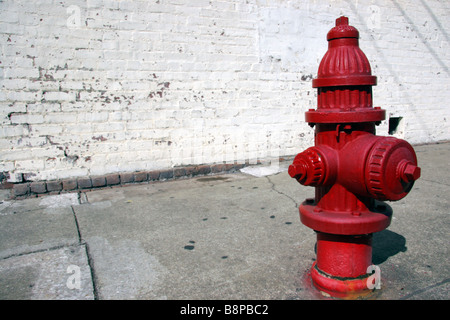 Amerikanischen roten Hydranten und weiße Mauer Stockfoto