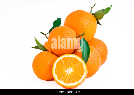 Haufen von frischen saftigen Orangen mit grünen Blätter isolierten auf weißen Hintergrund und Orange geschnitten Stockfoto