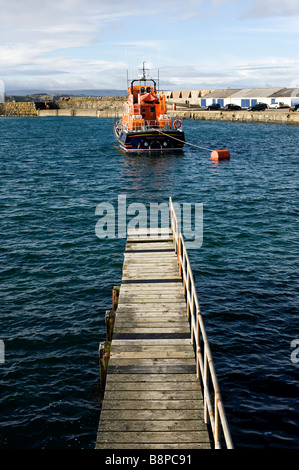 Gangway in Portrush Hafen und fernen Rettungsboot Stockfoto