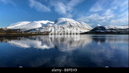 Panorama-Bild der Nevis Range, Ben Nevis und Kuh Hügel reflektiert in Loch Linnhe, in der Nähe von Fort William, Highlands, Schottland Stockfoto