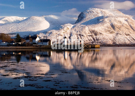 Corpach Hafen und Ben Nevis reflektiert in Loch Linnhe, in der Nähe von Fort William, Highlands, Schottland Stockfoto