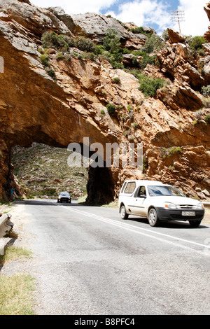 Naturstein-Tunnel auf Route 62 außerhalb Südafrikas montagu Stockfoto