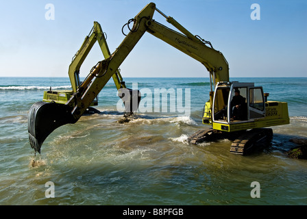 Bagger in Aktion im Meer in Sabaudia in Italien Stockfoto