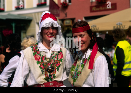 Estland, Tallinn, Raekoja Plats, Frauen in traditioneller Kleidung, Baltica 2007 Folklore Festival Stockfoto