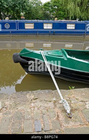 Longboat gebunden auf der Seite des Kanals Stockfoto