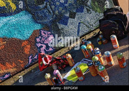 Lackspray Dosen verwendet in der Malerei Graffiti und Wand-Wandbilder Stockfoto