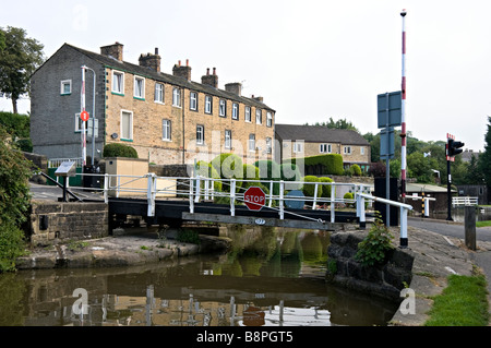 Brauerei swing Bridge in der Nähe von Skipton auf der Leeds, Liverpool canal Stockfoto