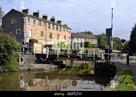 Brauerei swing Bridge in der Nähe von Skipton auf der Leeds, Liverpool canal Stockfoto