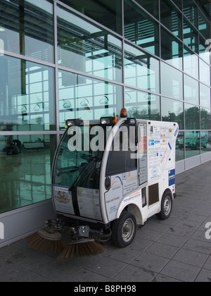 Kleine Reinigung Fahrzeug Streetsweeper am Weeze Airport Deutschland Stockfoto