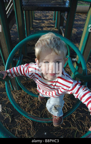 Junge auf Klettergerüst im park Stockfoto