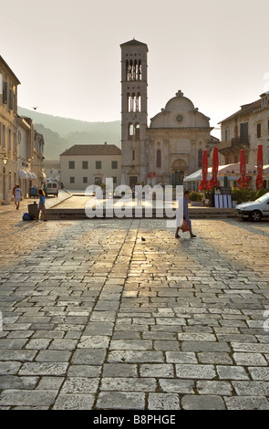 Hvar Stadtplatz am frühen Morgen Stockfoto