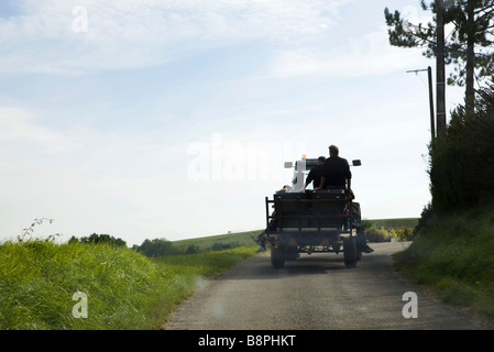 Frankreich, Champagne-Ardenne, Aube, LKW-fahren entlang Landstraße, Rückansicht Stockfoto